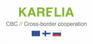 Ylhäällä vihreä teksti Karelia. Sen alla musta teksti Cross-border cooperation ja alimmaisena sininen EU-lippi, Suomen lippu ja Venäjän lippu.