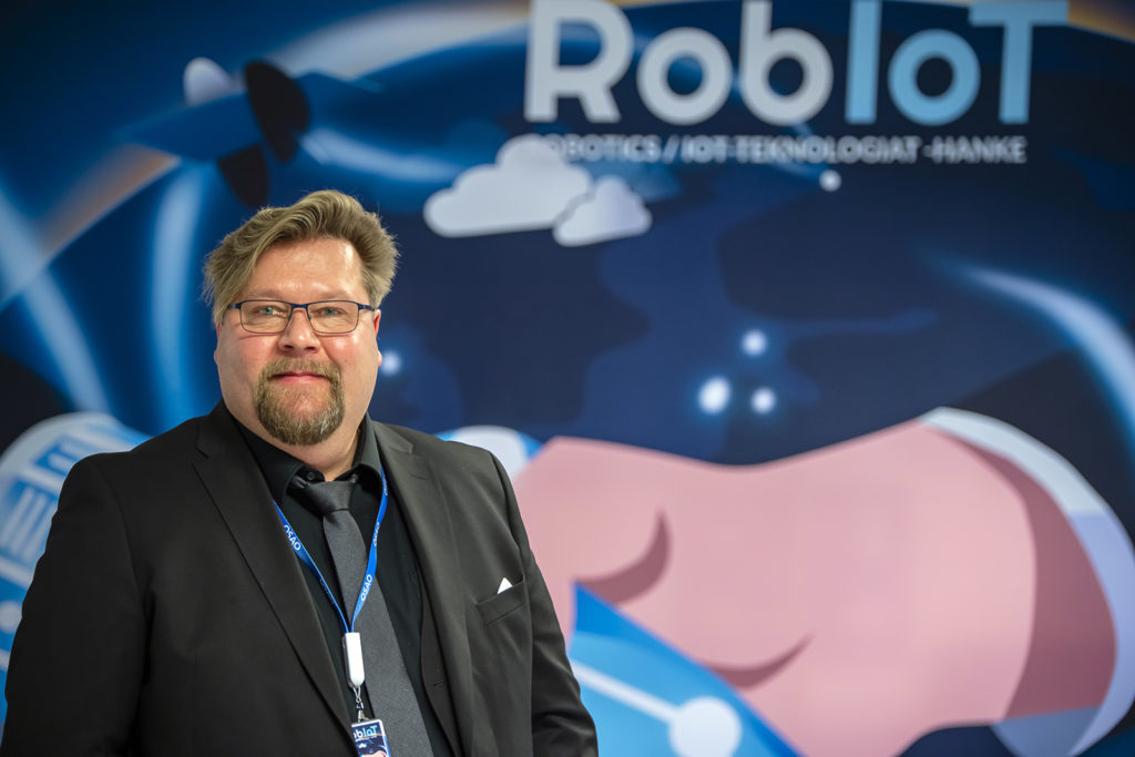 RobIot-hankkeen projektipäällikkö Janne Lyly poseeraa oppimisympäristön avajaisissa.