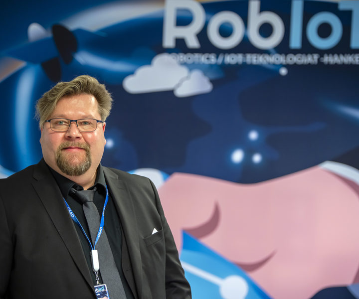 RobIot-hankkeen projektipäällikkö Janne Lyly poseeraa puvuntakki päällään oppimisympäristön avajaisissa..