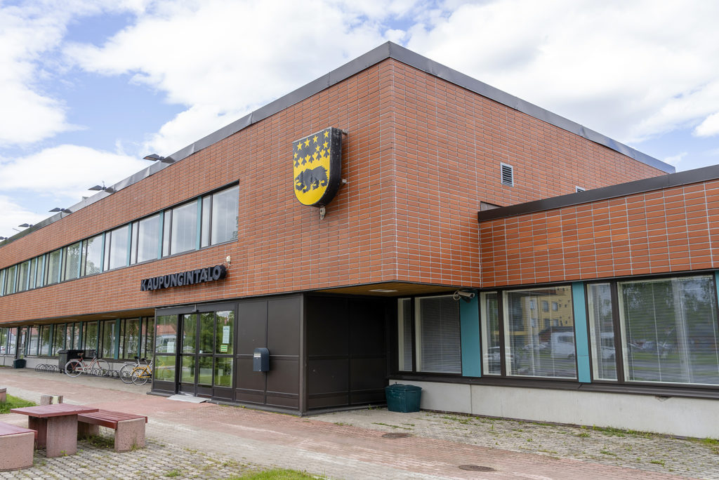 Pudasjärven kaupungintalon julkisivu ja OSAOn yksikön pääsisäänkäynti.