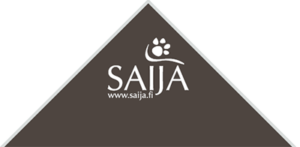 Logo, jossa ruskean harmaa kolmio jonka sisällä teksti SAIJA sekä verkkosivun osoite. Saija-tekstin päällä on pieni tassun jälki.