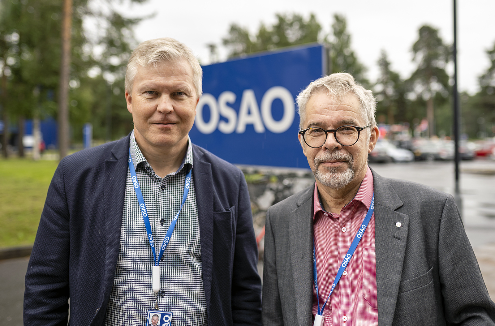 Vasemmalla OSAOn uusi talousjohtaja Jarkko Raatikainen ja oikealla eläkkeelle jäävä Anssi Ojutkangas.