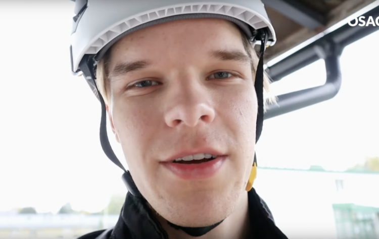 Somevaikuttaja Andreas Tolonen valkoisessa työmaan kypärässä.