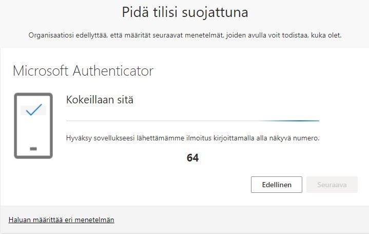 Kuvakaappaus työaseman näytöllä näkyvästä ilmoituyksesta, jossa kerrotaan Microsoft Authenticator sovellukseen lähetetystä ilmoituksesta ja numero, joka täytyy käydä kirjoittamassa sovelluksen ilmoituksessa hyväksyäkseen kirjautumisen.