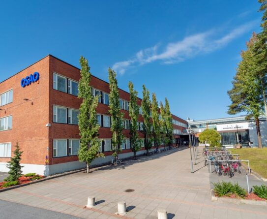OSAOn Kotkantien 1:n toimipisteen pääsisäänkäynti ulkoa kuvattuna. Punatiilinen rakennus, jonka seinässä OSAO-kyltti.