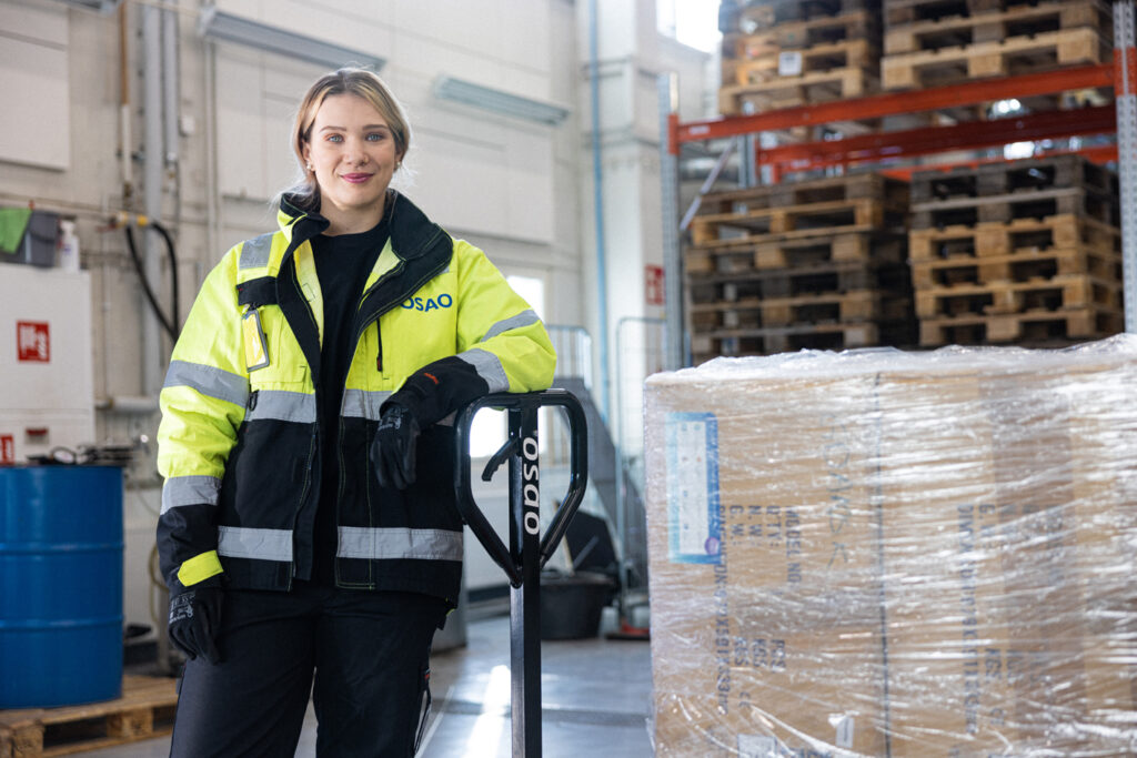 Nuori nainen logistiikka varastolla
