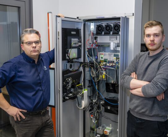 Matti Myllylä (kuvassa vasemmalla) ja OSAOsta juuri valmistunut Erik Sippola (oikealla) kuvattuna M-Technologyn tiloissa.