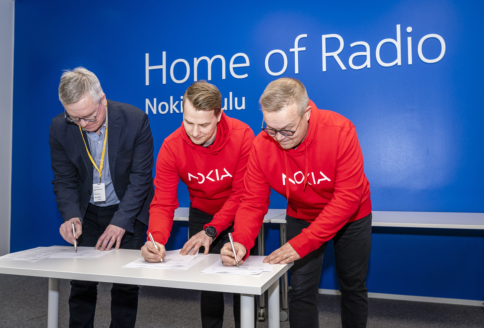 Kuvassa OSAOn rehtori Jarmo Paloniemi ja Nokian edustajat allekirjoittamassa kumppanuussopimusta.