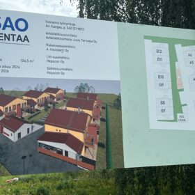 Työmaakyltti, jossa tietoa ja kuvia tulevasta asuinalueesta.