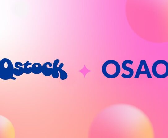 Kuvassa on Qstock ja OSAO -logot vaaleanpunaisella taustalla, jossa on pyöreitä värikkäitä kuvioita.