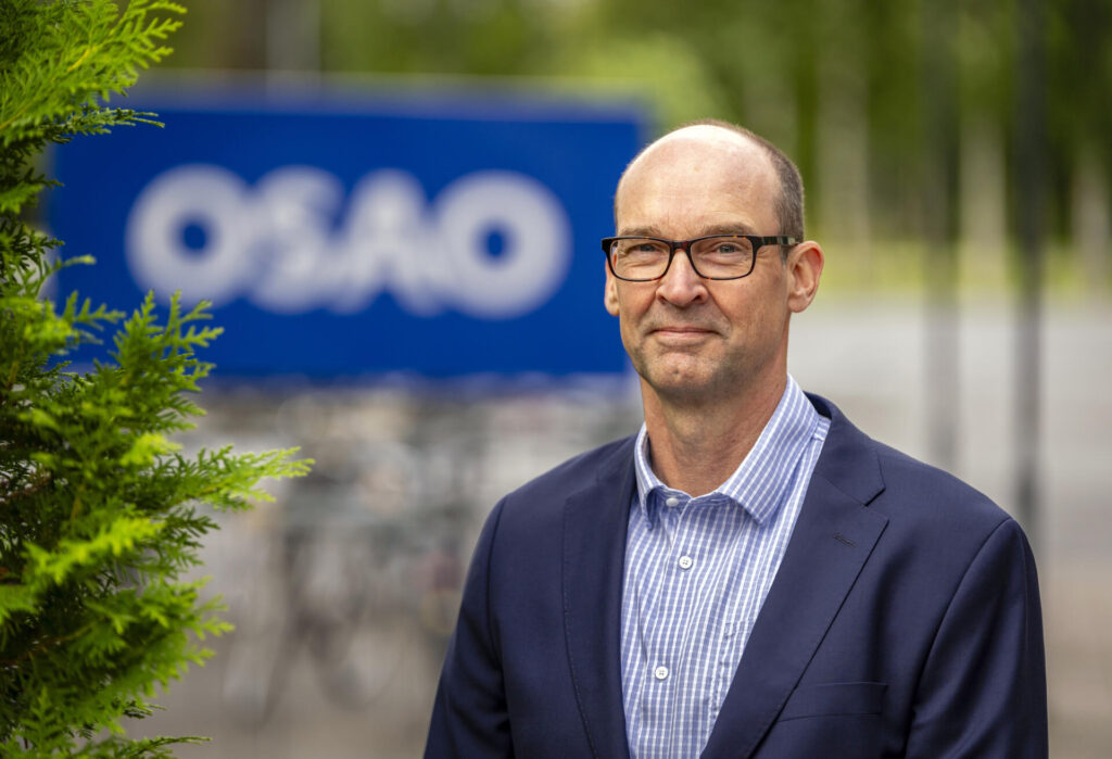 Toimialajohtaja Juha Virsiheimo. Taustalla OSAO-kyltti.