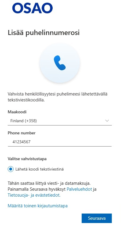 Kuvassa pyydetään käyttäjää lisäämään puhelinnumeronsa. OSAO-logo ylhäällä. Teksti 'Lisää puhelinnumerosi'. Alapuolella ohje: 'Vahvista henkilöllisyytesi puhelimeesi lähetettävällä tekstiviestikoodilla'. Valitse maakoodi (oletuksena Suomi +358) ja syötä puhelinnumero. Valitse vahvistustapa; vaihtoehtona 'Lähetä koodi tekstiviestinä'. Alhaalla huomautus mahdollisista viesti- ja datamaksuista ja linkit palveluehtoihin ja tietosuojakäytäntöön. Seuraava-nappi oikeassa alakulmassa.