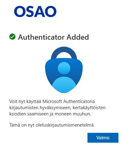 Kuva näyttöruudusta, jossa lukee 'OSAO' ja 'Authenticator Added'. Kuvassa on myös sininen kuvake, joka esittää lukkoa ja henkilöä. Tekstissä kerrotaan, että Microsoft Authenticatoria voi nyt käyttää kirjautumisten hyväksymiseen ja kertakäyttöisten koodien saamiseen. Alaosassa on sininen painike, jossa lukee 'Valmis'.