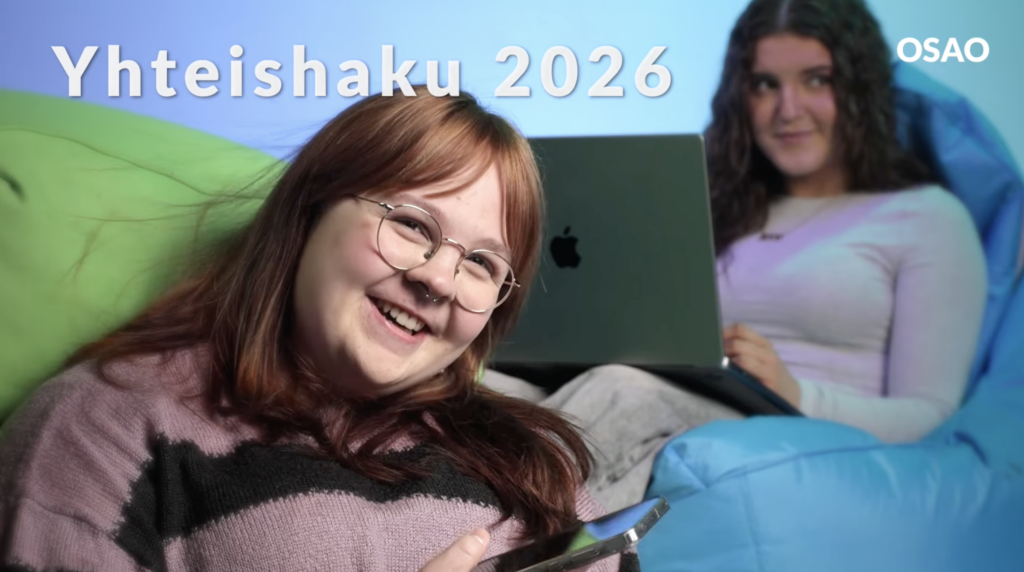 Kaksi nuorta naista istuu värikkäillä säkkituoleilla. Etualalla oleva nainen hymyilee ja katsoo kameraan pitäen puhelinta käsissään. Taustalla toinen nainen käyttää kannettavaa tietokonetta. Kuvassa on teksti "Yhteishaku 2026" ja oikeassa yläkulmassa on OSAO-logo.