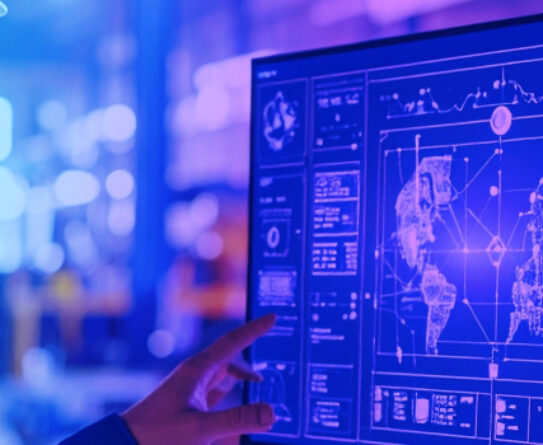 Henkilö, jolla on kypärä ja suojaliivi, tarkastelee digitaalista näyttöä, jossa on teknisiä piirustuksia ja kaavioita teollisessa ympäristössä. Tekoälyn tekemän kuva.