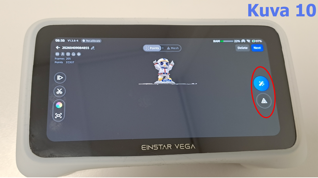 Kuva näytöstä, jossa näkyy EINSTAR VEGA -laitteen käyttöliittymä. Keskellä näyttöä on pieni robottihahmo. Käyttöliittymässä on erilaisia painikkeita, kuten toisto, leikkaus ja väriasetukset, vasemmalla puolella. Oikealla puolella on sininen painike ja varoituskolmio.