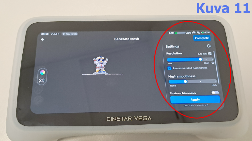 Laite, jossa on näyttö, näyttää "Generate Mesh" -ohjelmiston käyttöliittymän. Näytöllä on pieni robottihahmo keskellä, ja oikealla puolella on asetusvalikko. Valikossa on vaihtoehtoja, kuten resoluutio, verkon tasaisuus ja tekstuurikartoitus. Kehotepainike "Apply" on valmiina käytettäväksi. Näytön kehykseen on merkitty "EINSTAR VEGA".