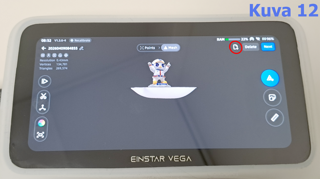 EINSTAR VEGA -näytöllä näkyy skannattu 3D-malli pienestä astronauttihahmosta. Näytön yläreunassa on teknistä tietoa kuten resoluutio, kärkipisteet ja kolmiot. Oikeassa yläkulmassa on painikkeet 'Delete' ja 'Next'. Näytön vasemmalla puolella on useita toimintonäppäimiä. Näytön oikeassa reunassa on ympyränmuotoisia kuvakkeita. Kuvassa lukee 'Kuva 12' oikeassa yläkulmassa.