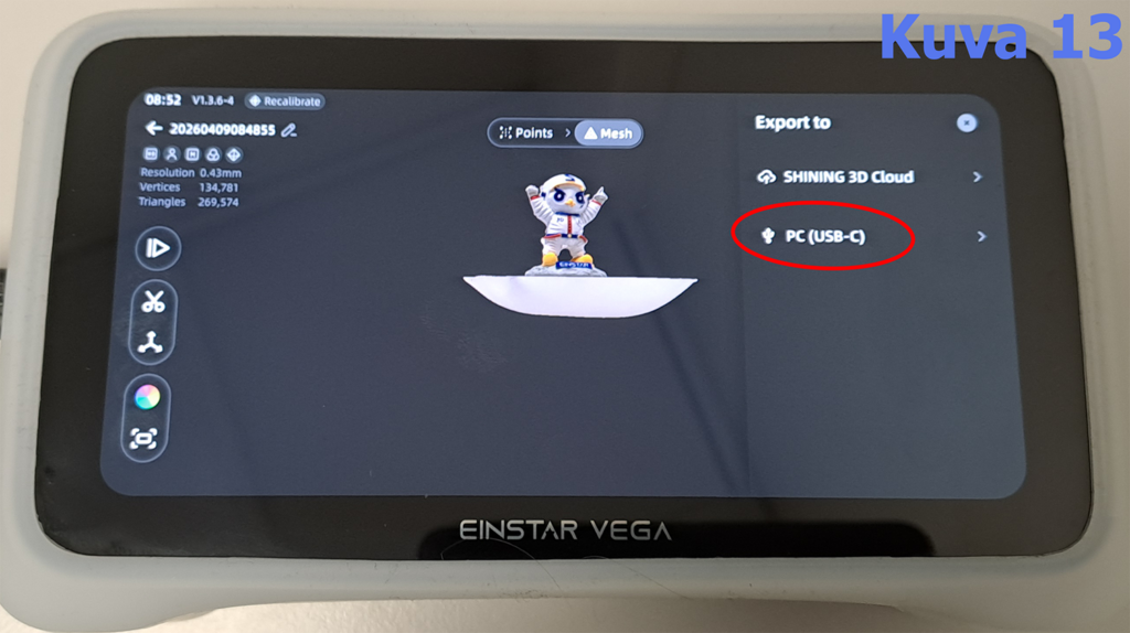 EINSTAR VEGA -näytöllä näkyy skannattu 3D-malli pienestä robottihahmosta. Oikeassa yläkulmassa on valinta, jossa on korostettu vaihtoehto 'PC (USB-C)'.
