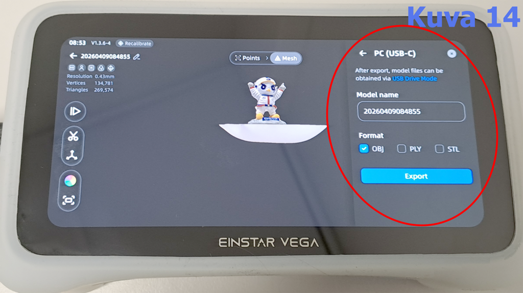 Laitteen näyttö, jossa näkyy 3D-mallinnusohjelma käynnissä. Keskellä on pieni robotti, joka on skannattu. Oikeassa yläkulmassa on vientiasetukset, kuten mallin nimi '2026040904855' ja tiedostomuodot OBJ, PLY ja STL. Vientipainike on näkyvissä. Näytössä lukee 'EINSTAR VEGA'. Oikeassa yläkulmassa on teksti 'Kuva 14'.