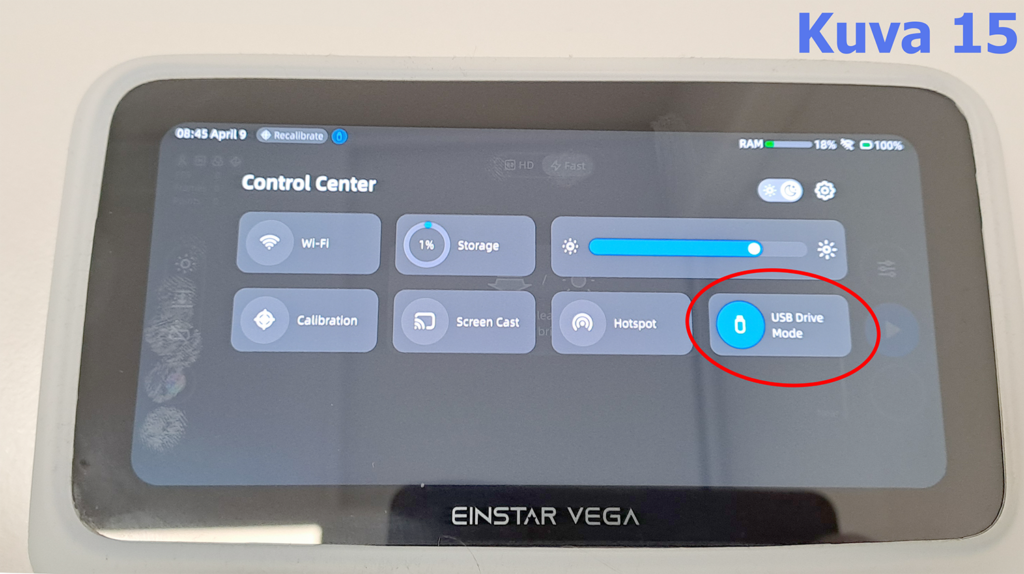 Lähikuva EINSTAR VEGA -laitteen näytöstä, jossa näkyy ohjauskeskus. Näytöllä on useita painikkeita, kuten Wi-Fi, Tila, Kalibrointi, Näytön jakaminen ja Hotspot. USB-asematila on korostettu punaisella ympyrällä. Kuvan yläreunassa on teksti 'Kuva 15'.