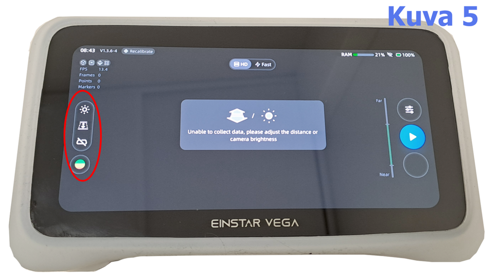 Kuvassa on EinStar Vega -laitteen näyttö. Näytöllä on ilmoitus, joka kehottaa säätämään etäisyyttä tai kameran kirkkautta, jotta tiedonkeruu onnistuisi. Vasemmassa reunassa on neljä kuvaketta, jotka liittyvät valon säätöön, kohteen valintaan ja tilan vaihtoon. Oikealla puolella on liukusäädin, jonka yläpuolella on painike ja oikeassa yläkulmassa tietoja RAM-muistista, akkutasosta ja kellonaika. Näytön alareunassa lukee 'EINSTAR VEGA'. Näytön yläpuolella on teksti 'Kuva 5'. Näytön reunoilla on valkoinen kehys.