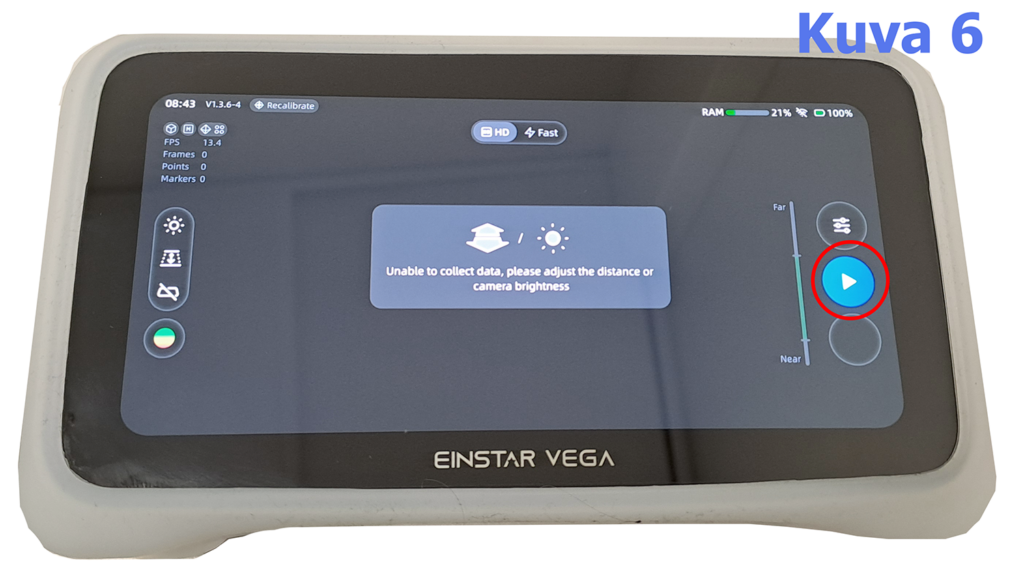 Kuvassa on EinStar Vega -näyttölaite, jossa näkyy käyttöliittymä. Keskellä näyttöä on viesti, joka kehottaa säätämään etäisyyttä tai kameran kirkkautta tietojen keräämiseksi. Oikealla puolella on painike, joka on korostettu punaisella ympyrällä. Näytön yläosassa näkyy käyttöliittymän tietoja, kuten aika, FPS ja RAM-muistin tila. Näytön oikeassa yläkulmassa on sininen teksti 'Kuva 6.'