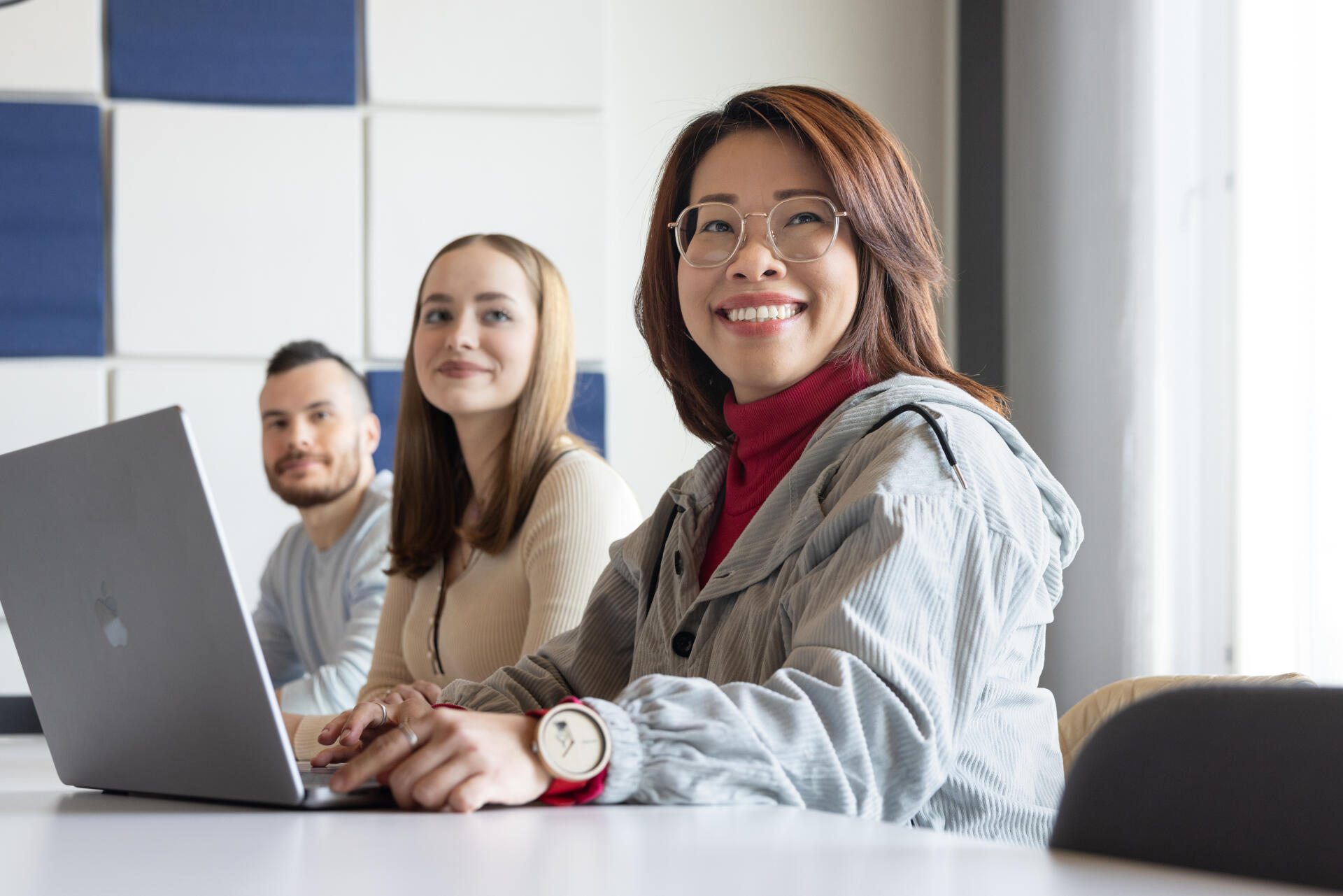 Maahanmuuttajataustainen osaaja ja opiskelija työpaikalla