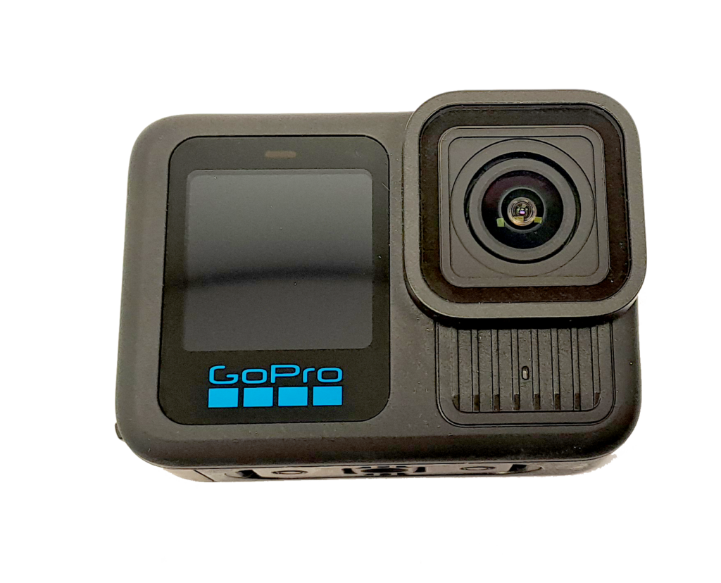 GoPro-kamera, jossa on suuri linssi oikealla ja näyttö vasemmalla, sekä sininen GoPro-logo alareunassa.