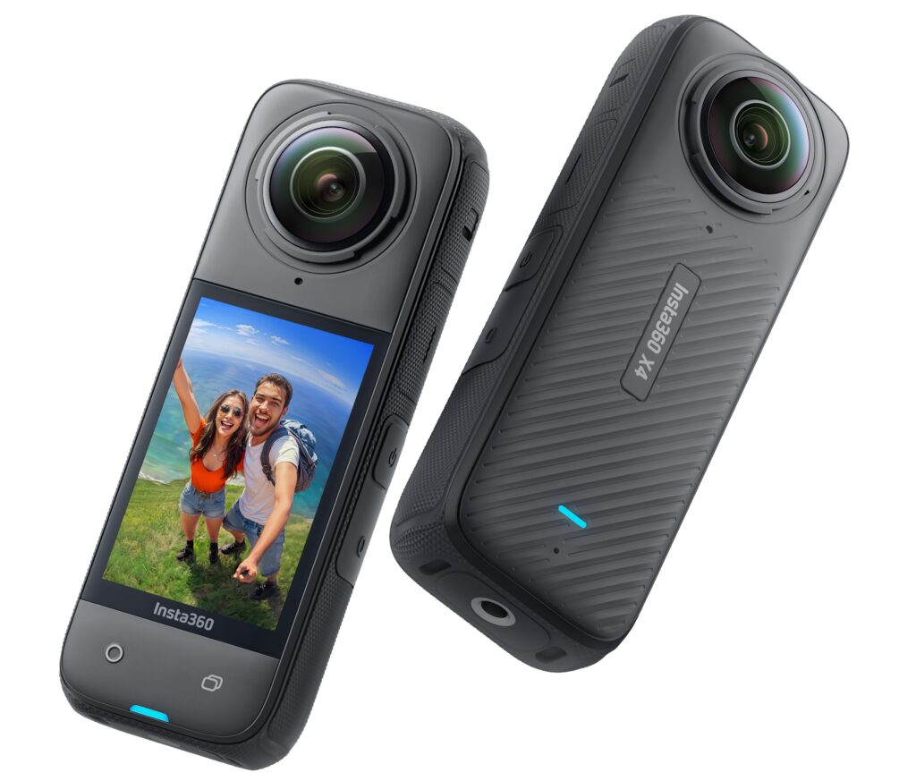 Kuvassa on kaksi Insta360-kameraa. Toisessa kamerassa on näyttö, jossa näkyy kaksi hymyilevää henkilöä selfie-tilassa. Toinen on kuvattu kameran takapuolelta ja siinä on yläreunassa kameran linssi.