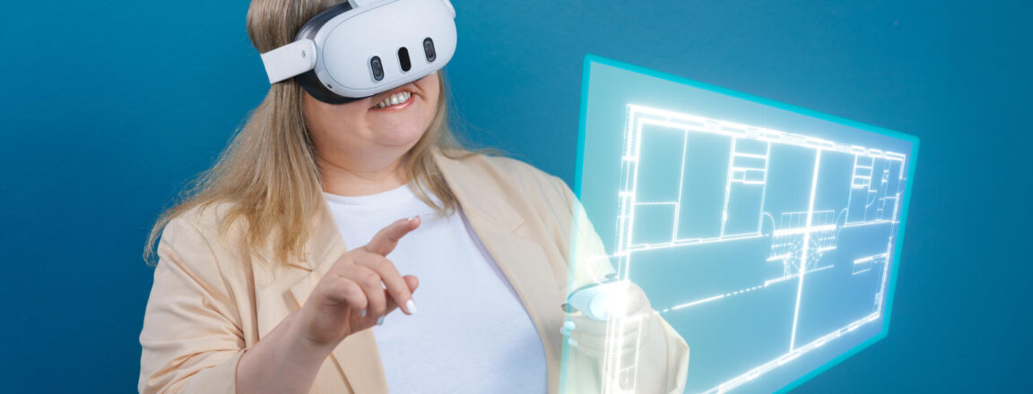 Henkilö käyttää virtuaalitodellisuuslaseja ja navigoi 3D-virtuaalimallin avulla sinistä taustaa vasten.