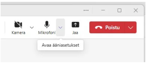 Näyttökuva videoneuvotteluohjelman työkalupalkista. Kuvakkeita ovat kamera, mikrofoni ja jaa-painike. Teksti "Avaa ääniasetukset" näkyy mikrofonikuvakkeen alla. Poistu-painike on oikeassa yläkulmassa punaisena.