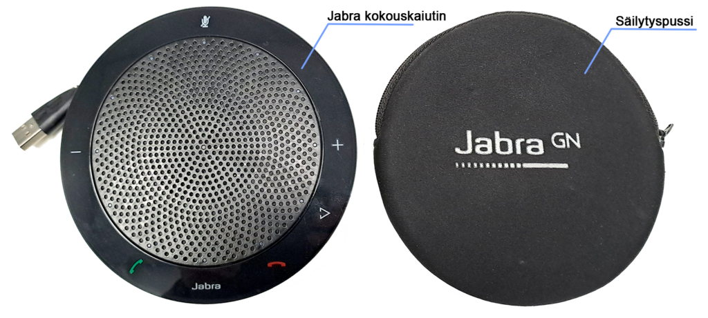 Kuvassa on Jabra kaiutinpuhelin ja sen kantolaukku. Vasemmalla on pyöreä, musta kaiutin, jossa on rei'itetty metallinen kaiutinsäleikkö ja painikkeet äänenvoimakkuudelle sekä puhelun hallintaan. Oikealla on musta, pyöreä kantolaukku, jossa on valkoinen Jabra GN -logo.