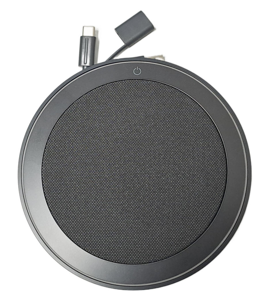 Pyöreä musta kaiutin, jossa on kaksi USB-C-liitintä. Kaiuttimen päällä on virtapainike.