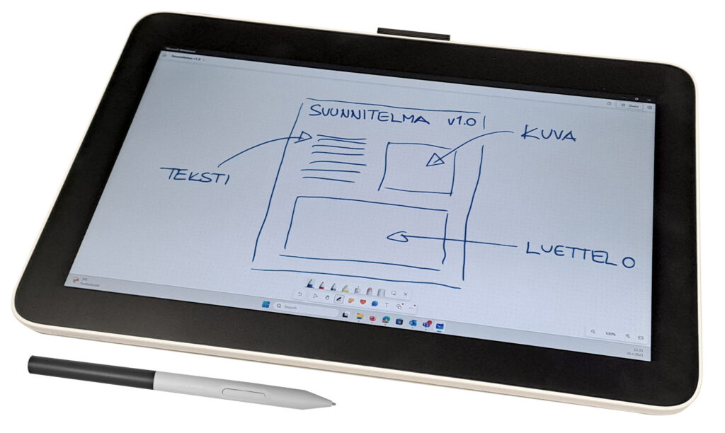 Tabletilla näkyy käsin piirretty suunnitelma, jossa on tekstin, kuvan ja luettelon paikat. Suunnitelmassa lukee "Suunnitelma v1.0", "Teksti", "Kuva" ja "Luettelo" nuolien osoittamina. Tabletin vieressä on kynä.