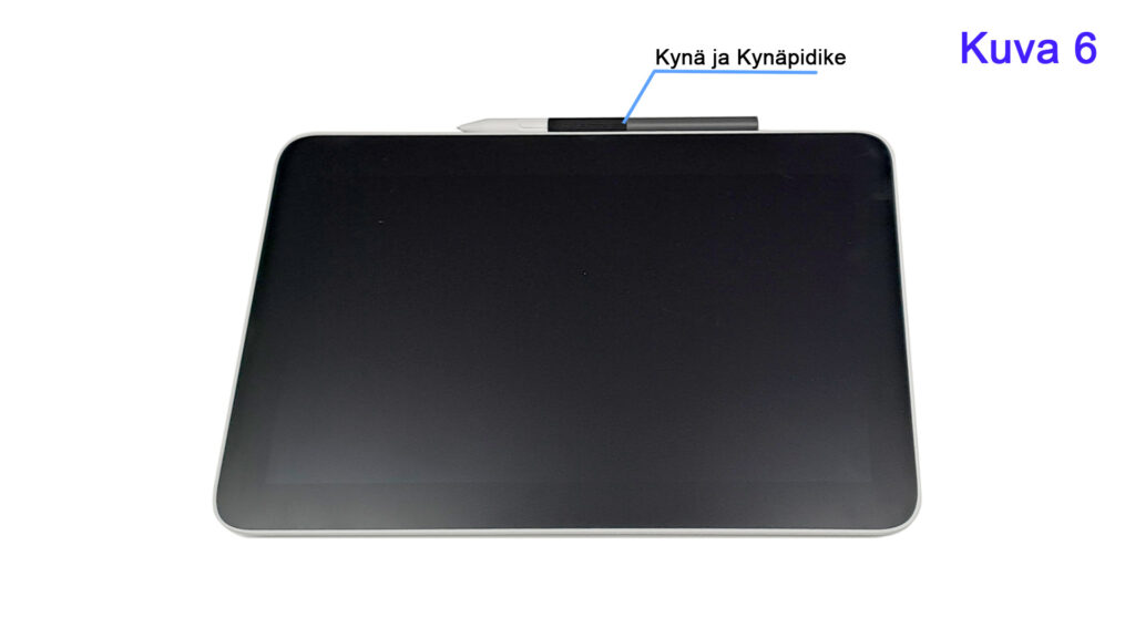 Kuva 6 näyttää mustan tabletin, jonka yläreunassa on kynä pidikkeessä. Teksti 'Kynä ja Kynäpidike' osoittaa kynään, ja oikeassa yläkulmassa on teksti 'Kuva 6' sinisellä.