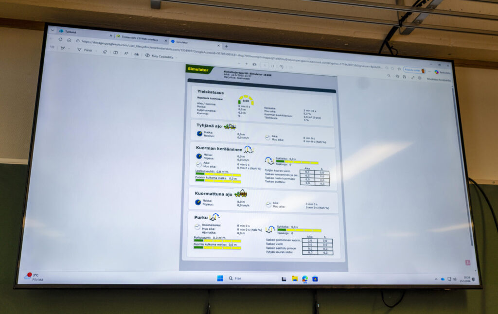 Kuva näyttää suuren näytön, jossa on esillä simulaattorin ohjelmiston kuljettajaraportti. Näytöllä on useita taulukoita ja kaavioita, jotka kuvaavat erilaisia ajoneuvodatan tilastoja, kuten työajon ajoa, kuorman keräämistä, kuormattuna ajoa ja purkua. Näytön yläreunassa on selainikkuna auki, jossa näkyy verkkosivun osoite ja muita selaimen yksityiskohtia.