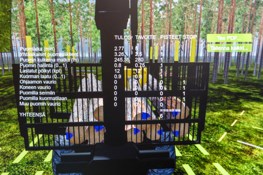 Kuva simulaattorista, joka näyttää metsäkoneen ohjaamon näkymän. Näytöllä näkyy simuloidun metsän ympäröimä ajoneuvo ja erilaisia mittareita, kuten puomiaika, puomin liikkeet ja kuorman laatu. Näytöllä on myös vaihtoehtoja PDF:n luomiseen ja tallentamiseen. Mittarit ja tiedot on esitetty suomeksi.