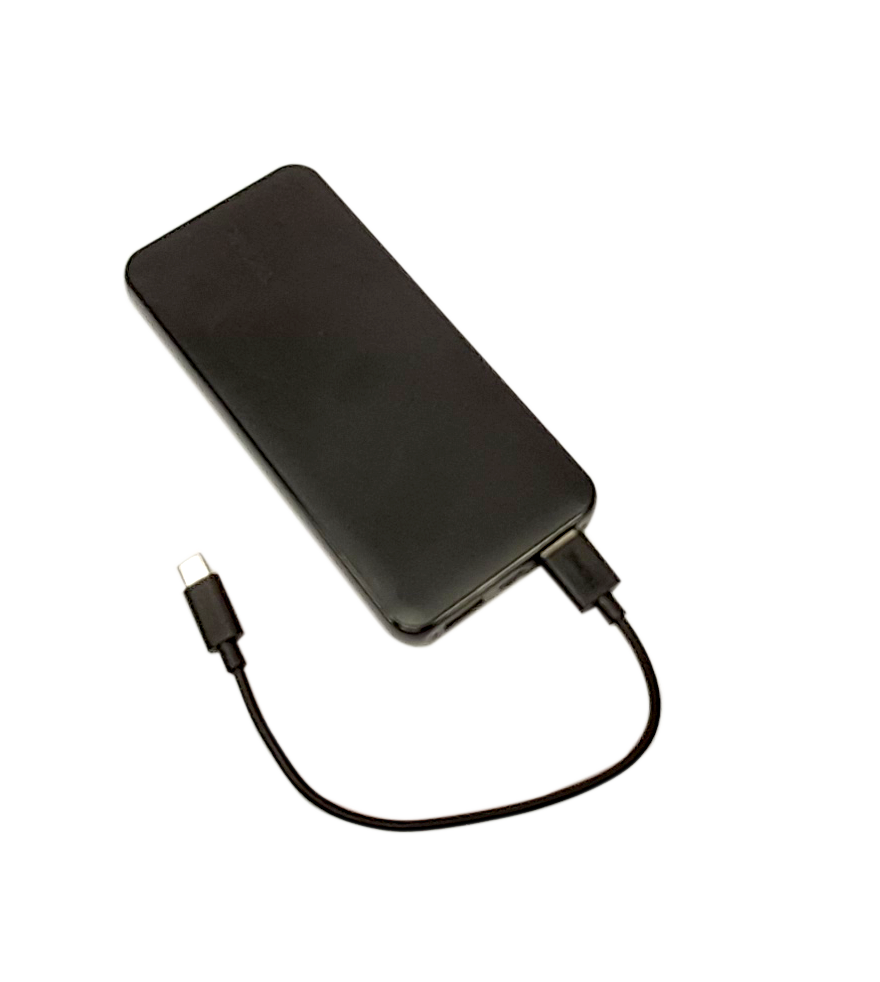 Kuva mustasta virtapankista, jossa on liitetty USB-kaapeli.