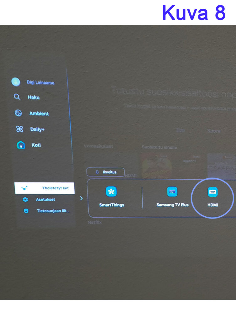 Näyttökuva televisioruudusta, jossa on auki asetusvalikko. Valikko sisältää vaihtoehdot kuten Digi Lainaamo, Haku, Ambient, Daily+, Koti, Yhdistetyt laitteet ja Asetukset. Oikealla puolella näkyy SmartThings, Samsung TV Plus ja HDMI-vaihtoehdot valittavissa. Yläkulmassa teksti 'Kuva 8'.