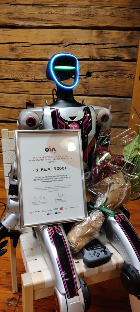 Humanoidirobotti poseeraa taulun ja kukkakimpun kanssa.