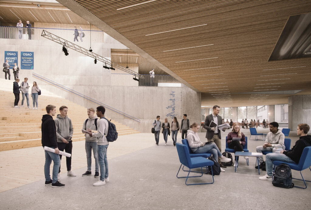 Moderni koulutila, jossa oppilaat keskustelevat ja opettaja antaa ohjeita. Tilassa on puiset portaat, sinisiä tuoleja ja betoniseinät. Katossa on puupaneelit ja valoja. Opiskelijat istuvat ja seisovat pienissä ryhmissä keskustellen ja työskennellen. OSAO-mainokset näkyvät taustalla.