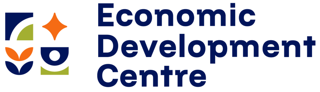 Logo, jossa lukee 'Economic Development Centre'. Vasemmalla on kuvio, jossa on geometrisia muotoja eri väreissä: sininen, oranssi ja vihreä.